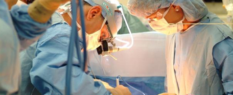 Equipo de doctores y especialistas realizan una operación
