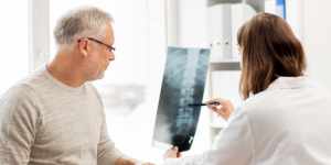 Hombre viendo radiografía de su columna