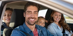 Familia en un auto con el cinturón de seguridad puesto