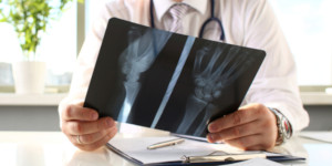 Doctor revisa radiografía