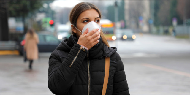 Mujer con mascarilla