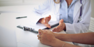 doctora con paciente