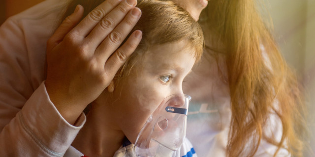 Niño con problemas por su asma es asistido