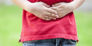 niño con dolor de estómago