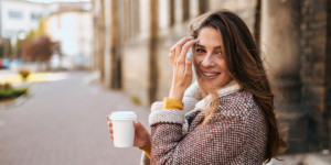 Mujer toma café en la ciudad