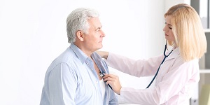 Doctora evaluando paciente con aneurisma aórtico