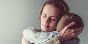 Madre abraza a hijo