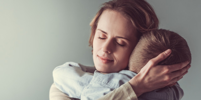 Madre abraza a su hijo
