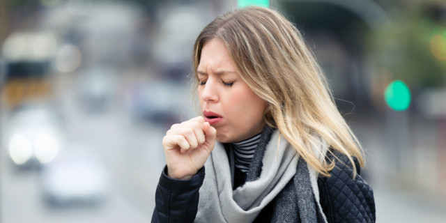 Mujer joven tosiendo