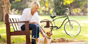 Mujer en el parque con su perro