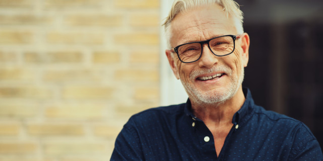 Hombre maduro sonríe a la cámara