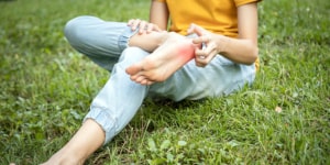 mujer con picadura en el pie