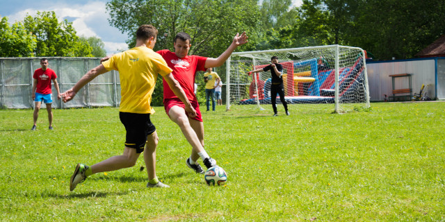 jóvenes jugando futbol