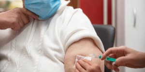 persona vacunándose